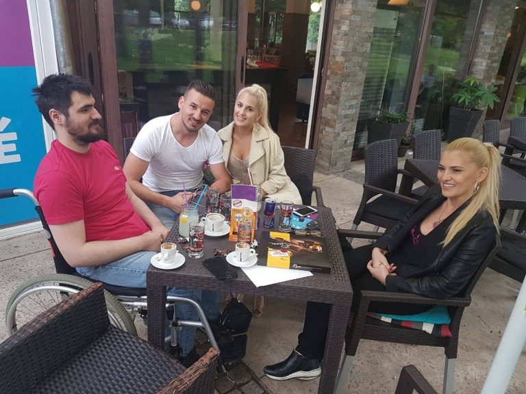 NAKON ZADRUGE: Sara Reljic uziva sa prijateljima i saradnicima !