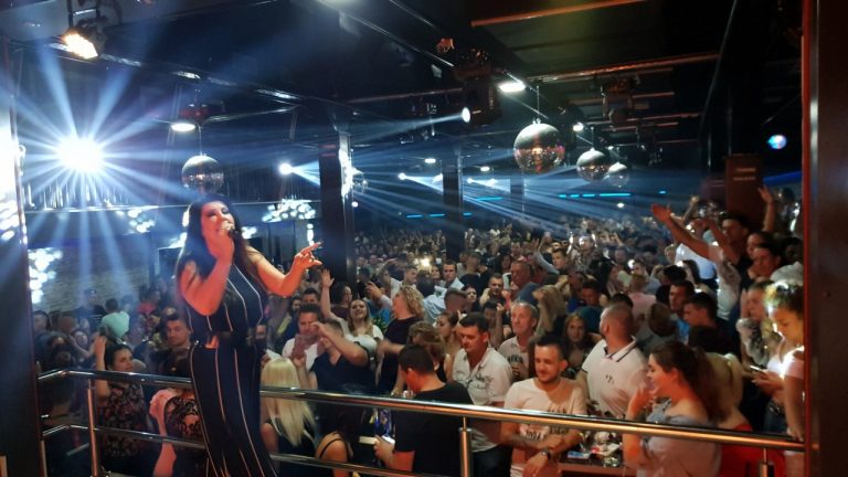 PUBLIKA UŽIVALA U VANVREMENSKIM HITOVIMA KRALJICE BALKANA: Dragana Mirković priredila koncert za pamćenje u Srebreniku! FOTO/VIDEO