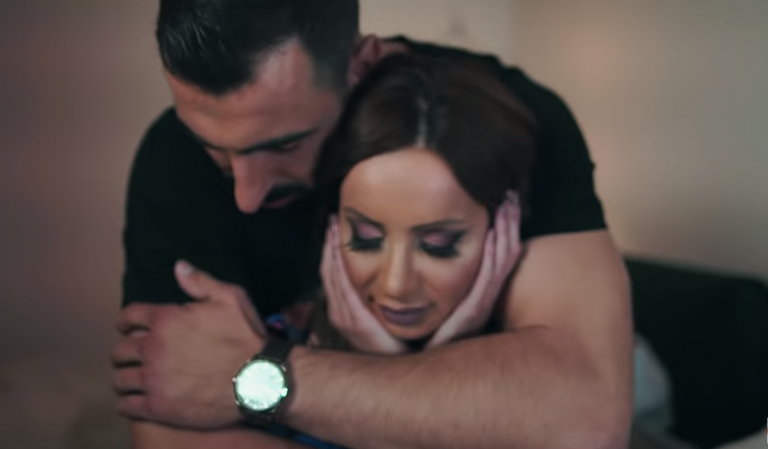 Nedavno se udala, a sada folk pevačicu grli drugi muškarac!