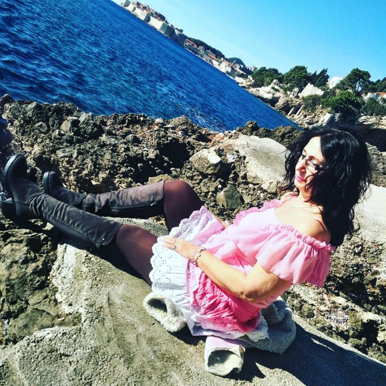 UOČI PRAZNIKA! ANGELINA PETROVIĆ: ŽIVOT NIKAKO NE SME DA SE PRETVORI U LOŠE VREME ŠTO NAS TERA DA SE SAKRIJEMO ISPOD NASTREŠNICE I ČEKAMO DA PROĐE!