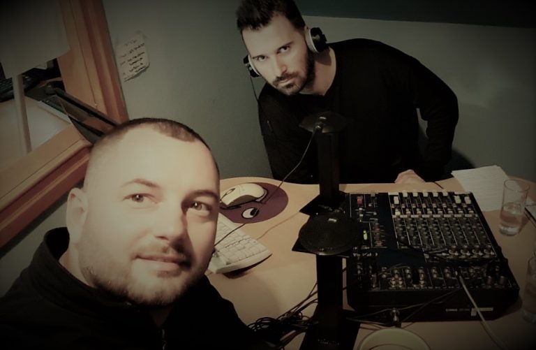 Pevač “Kao Kao” benda Marko Simičić otkrio je u radijskoj emisiji “Sve po spisku sa Škundrićem” da su mu pretili pištoljem.
