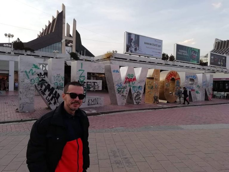 Da se naježiš ! Bojan Tomovic bolestan iz postelje peva svojoj bivšoj ženi?