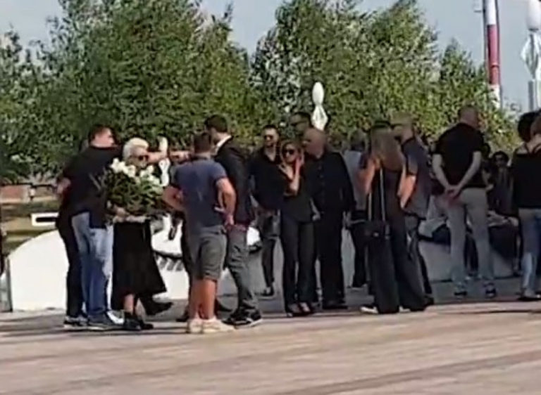 Sahranjen reper Gru: Supruga Danica, slomljena od tuge, pored sanduka primala saučešće