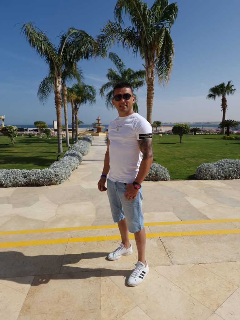 Pevač Joca Crni puni baterije u Egiptu!