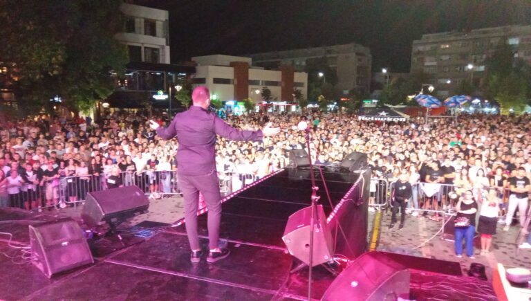 MLADI KAFANAC OSVOJIO “ROŠTILJIJADU”: Uroš Živković koncertom podigao grad na noge (FOTO/VIDEO)