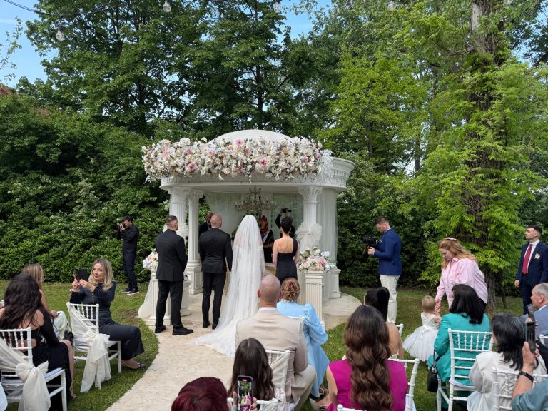 Tea blista u venčanici!