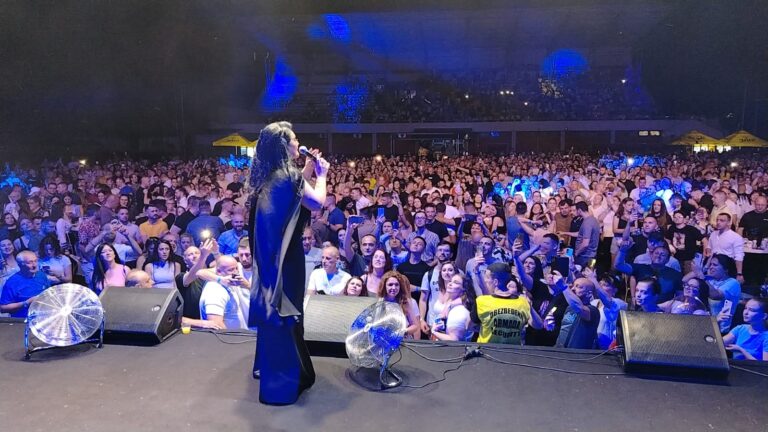 “INICIJALI” PREMIJERNO U PIROTU: Dragana Mirković prvi put uživo optevala novu pesmu, a publika je zna celu, od prve do poslenje reči – pevali sa njom uglas (FOTO)