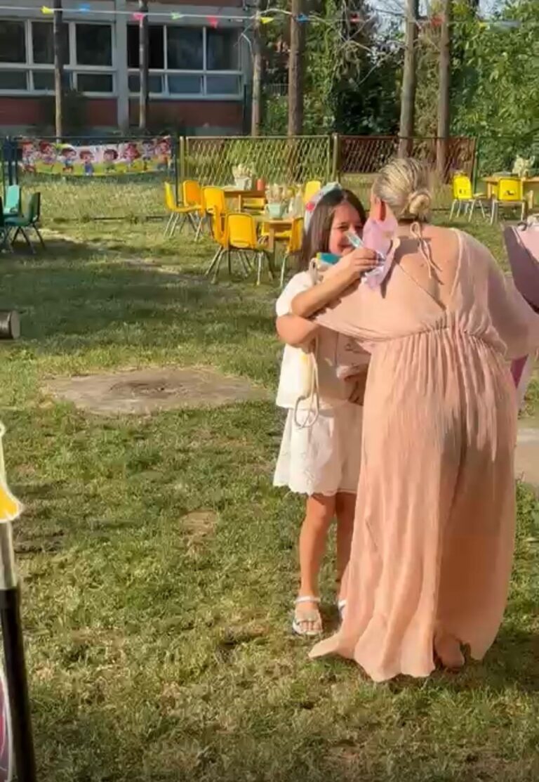 Suze radosnice i zagrljaji: Slađa Allegro ispratila ćerku Milu iz vrtića