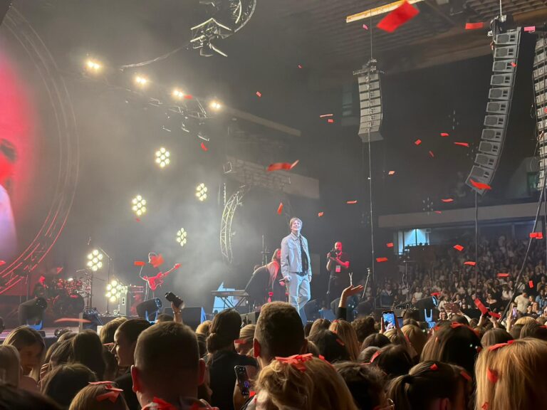 SPENS RASPRODAT DO POSLEDNJEG MESTA: EUFORIJA PUBLIKE NA PRVOM VELIKOM KONCERTU JAKOVA JOZINOVIĆA U SRBIJI