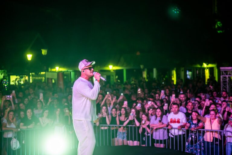 SPEKTAKL U STAROJ PAZOVI: Otvoren Karavan Youth Fest, Tropiko bend zapalio masu – Iva Grujin lansirala novi hit!