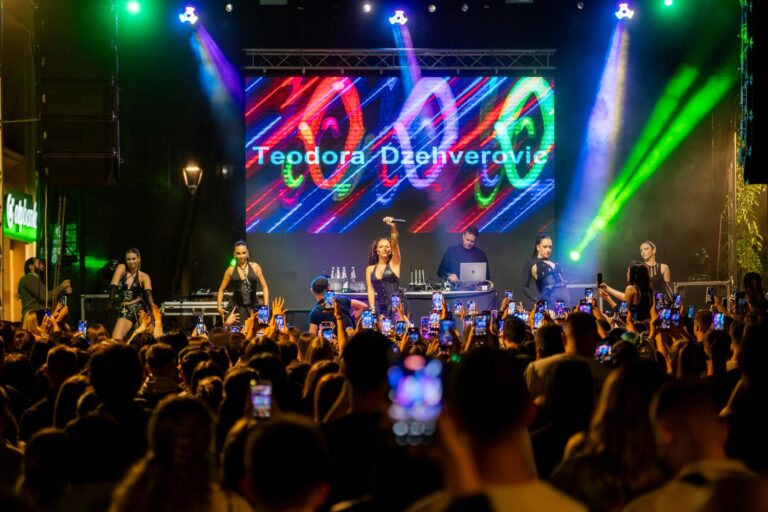 PANČEVO PEVALO U GLAS SA TEODOROM DŽEHVEROVIĆ: Pun gradski trg na Wine Week-u