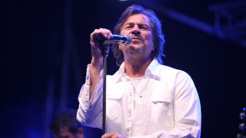 Legendarni Alen Islamović sinoć je nastupao na jubilarnom 65. Festivalu kulture mladih Srbije u Knjaževcu