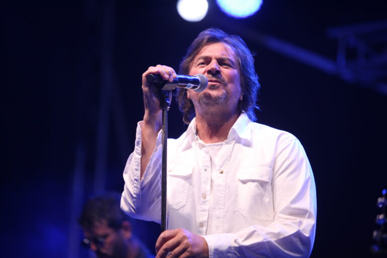 Legendarni Alen Islamović sinoć je nastupao na jubilarnom 65. Festivalu kulture mladih Srbije u Knjaževcu